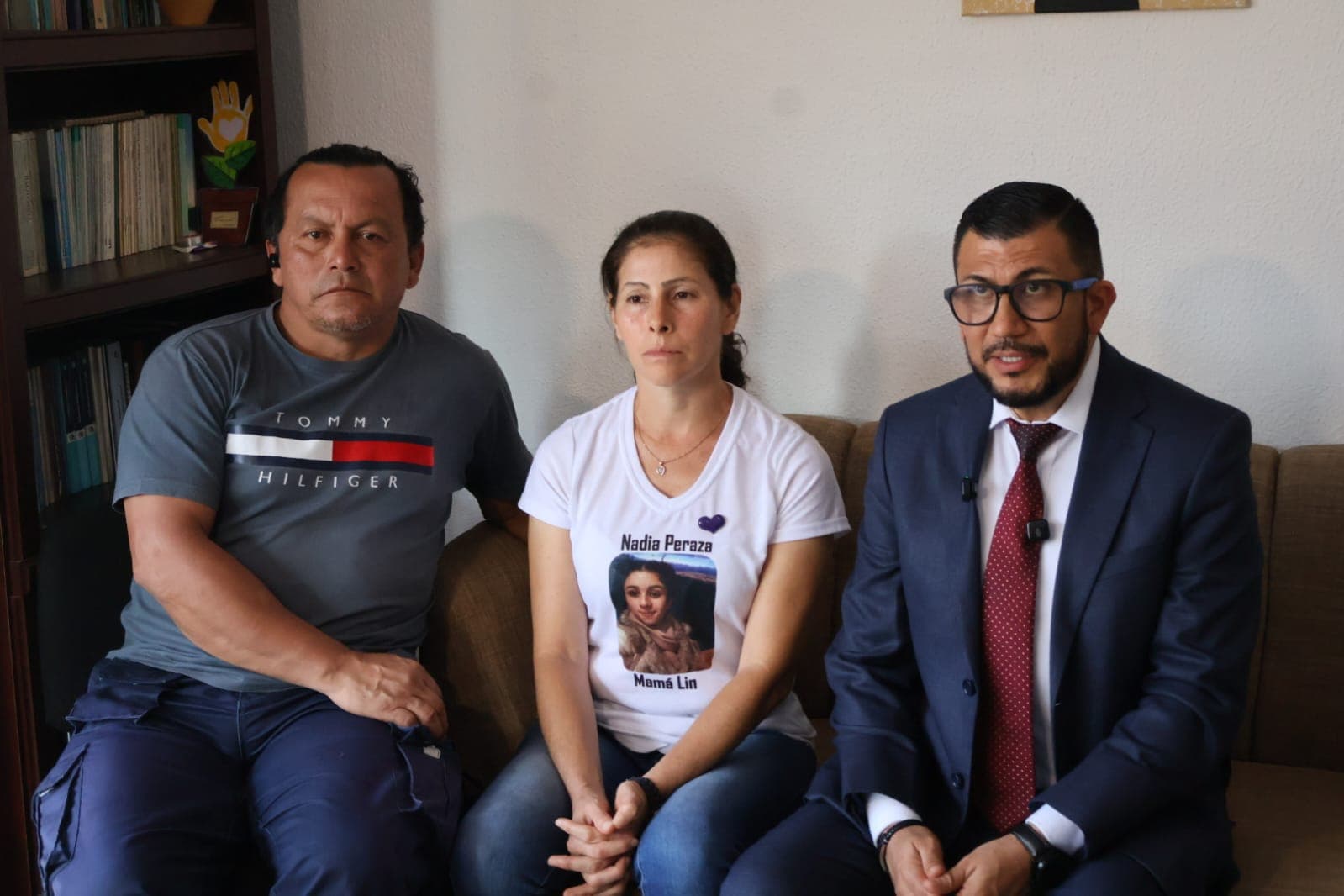 Lic. Joseph Rivera Cheves con los padres de Nadia Peraza durante la preparación del caso
