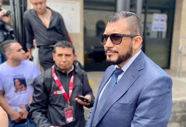 Lic. Joseph Rivera Cheves a la salida de audiencia con familiares de Nadia Peraza presentes