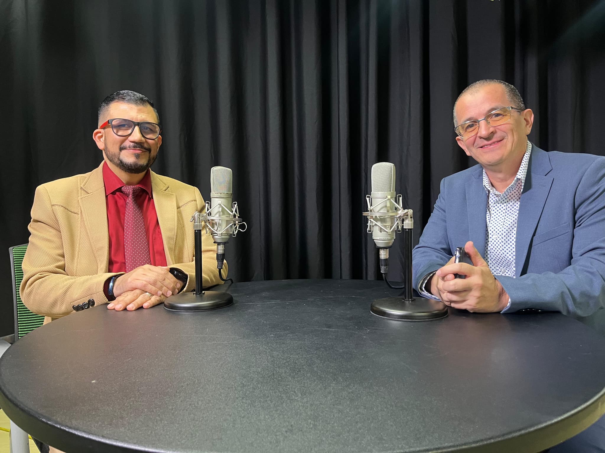 Lic. Joseph Rivera Cheves en estudio de podcast — análisis jurídico en formato extendido
