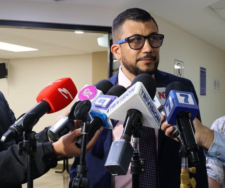 Lic. Joseph Rivera Cheves en audiencia oral junto a colega abogado — tribunal penal de Costa Rica