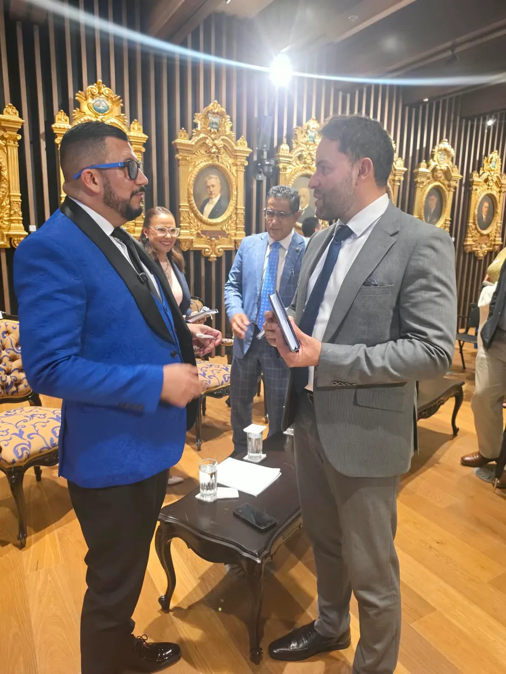 El abogado penalista Joseph Rivera Cheves conversa con un invitado, ambos con un ejemplar en la mano, tras la presentación de «El Caníbal de la Refrigeradora»