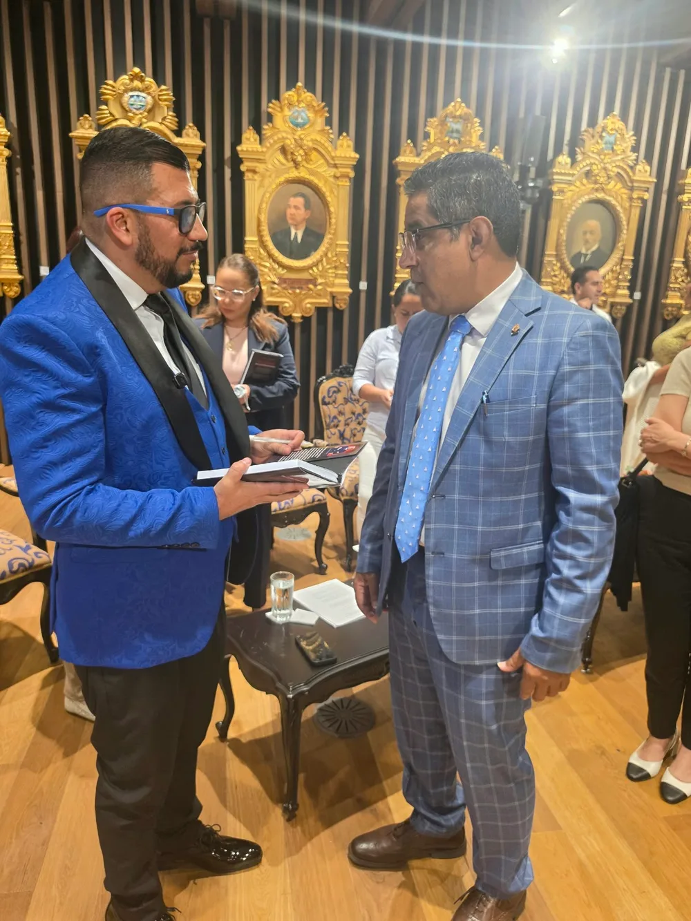 Joseph Rivera Cheves entrega un ejemplar de «El Caníbal de la Refrigeradora» a un invitado en el Salón de Expresidentes de la Asamblea Legislativa