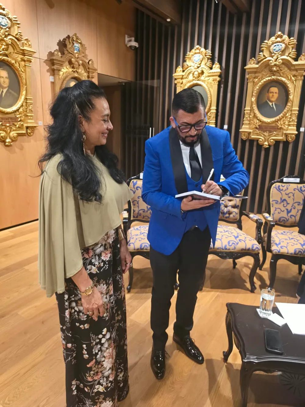 El abogado Joseph Rivera Cheves firma la dedicatoria de un ejemplar de «El Caníbal de la Refrigeradora» a una asistente, en el Salón de Expresidentes de la Asamblea Legislativa de Costa Rica