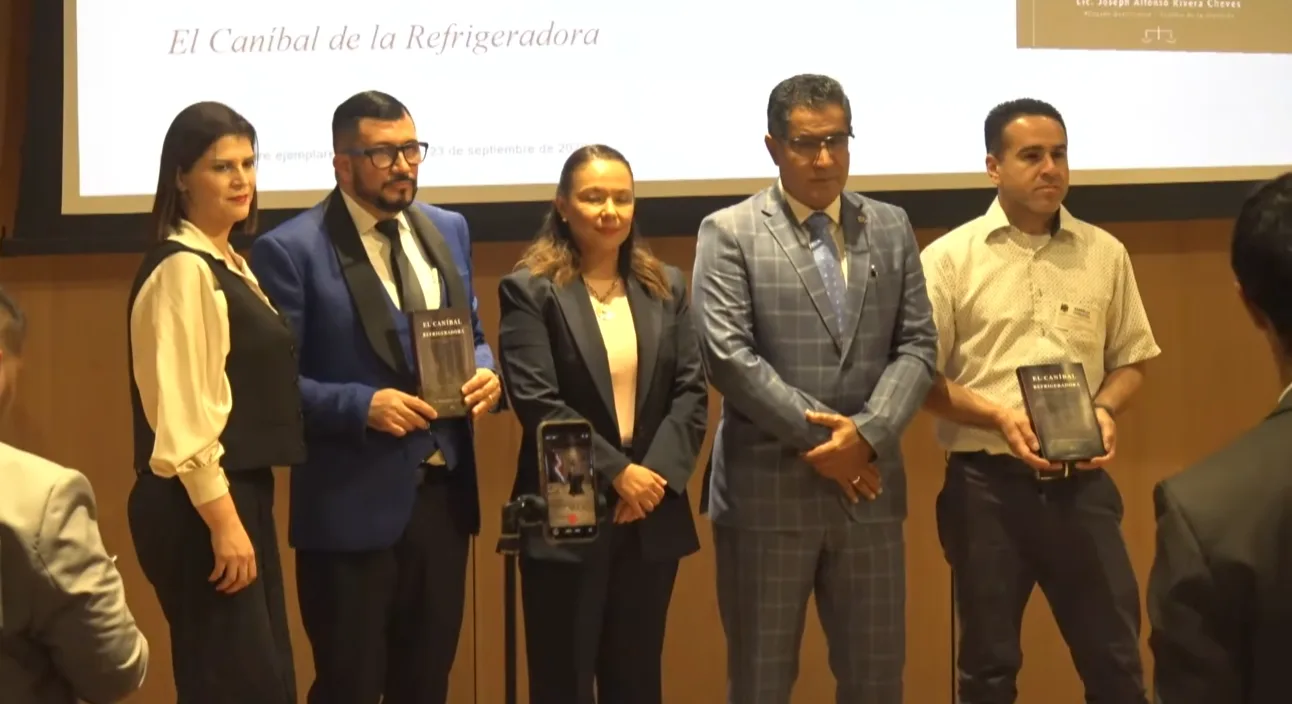 Fotografía oficial de la presentación del libro «El Caníbal de la Refrigeradora» en el Salón de Expresidentes de la Asamblea Legislativa de Costa Rica, con la mesa principal y diputados sosteniendo ejemplares