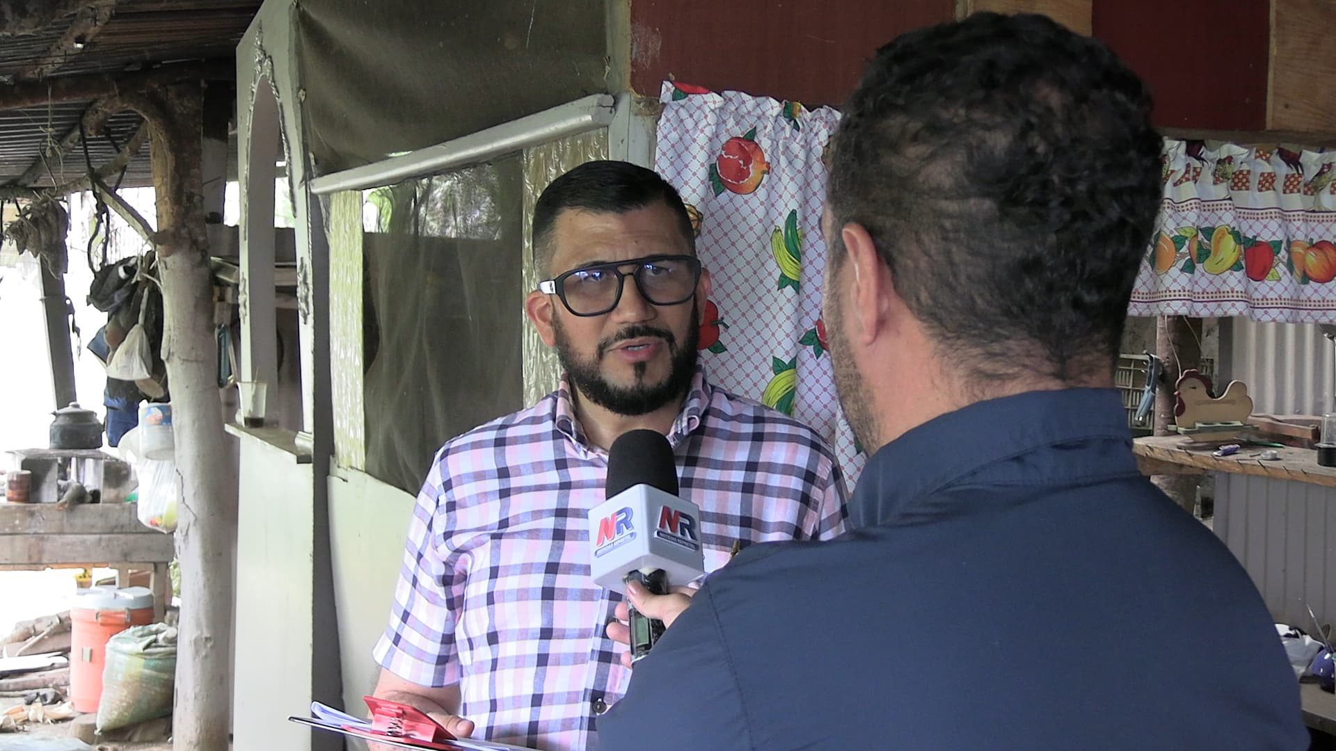 Abogado penalista Joseph Rivera Cheves dando declaraciones a la prensa en el interior de Finca Lajas Donde Toño en Alajuelita durante reconstrucción de hechos del caso doble homicidio — Costa Rica mayo 2026 — fotografía Carlos Valencia
