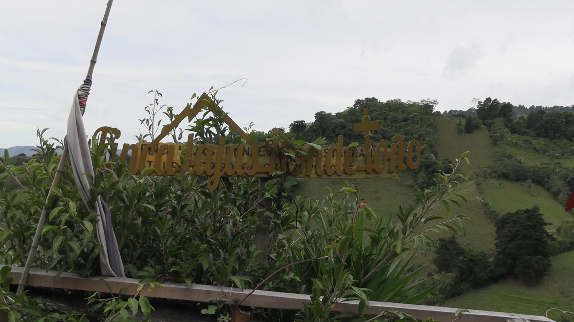 Letrero metálico dorado del restaurante Finca Lajas Donde Toño en Santa Marta de Alajuelita Costa Rica — fotografiado durante reconstrucción de hechos caso doble homicidio adultos mayores noviembre 2025 — fotografía Carlos Valencia