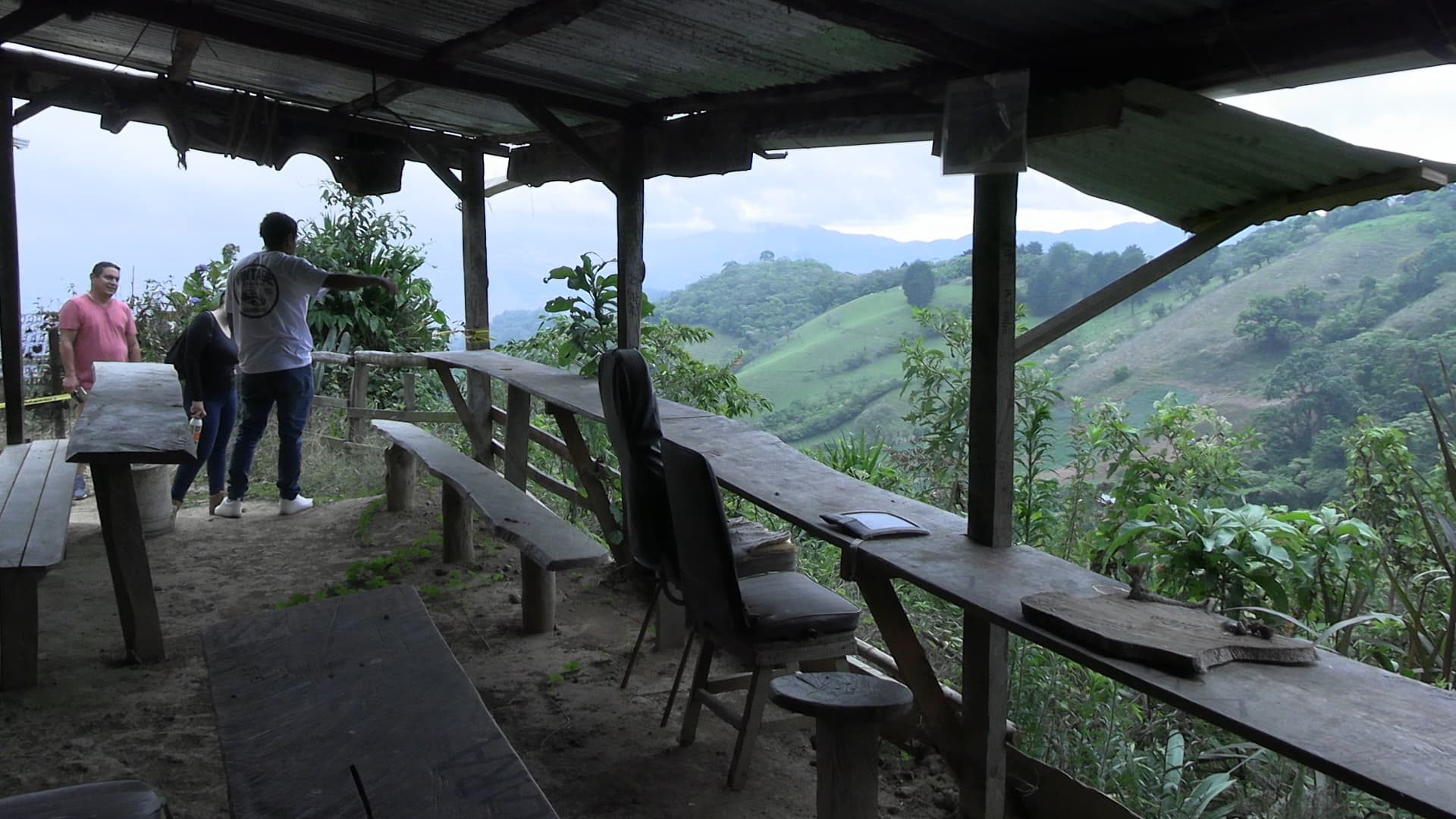 Mirador del restaurante Finca Lajas Donde Toño en Alajuelita durante reconstrucción judicial de hechos — equipo de investigación en la escena del doble homicidio de adultos mayores — Costa Rica mayo 2026 — fotografía Carlos Valencia
