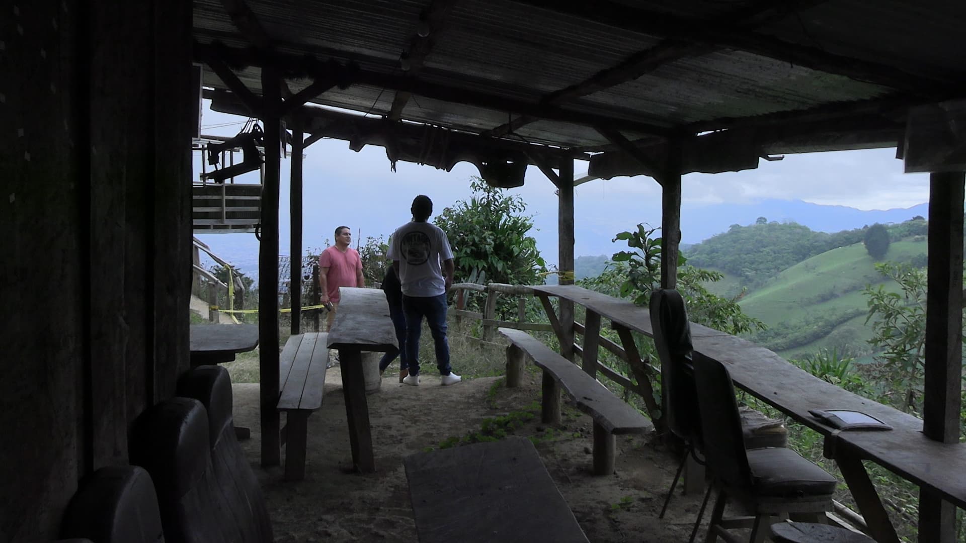 Interior del mirador de Finca Lajas Donde Toño en Alajuelita — vista nocturna durante reconstrucción oficial caso doble homicidio adultos mayores Toño y Maureen — Costa Rica 2026 — fotografía Carlos Valencia periodista